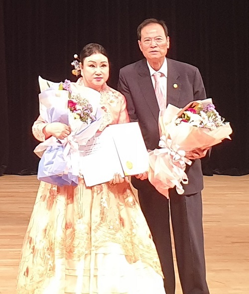 ‘제11회 고창 모양 전국국악경연대회’에서 종합대상을 수상한 이정애 씨(왼쪽)가 기념촬영을 하고 있다.