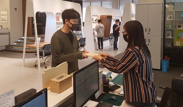 남원시가 시민들이 지역 서점에서 책을 구입해 읽고, 한 달 안에 공공도서관(남원시립·어린이청소년)으로 구입한 책과 구입 영수증을 가져오면 최대 2권까지 남원사랑상품권으로 전액 지원한다.