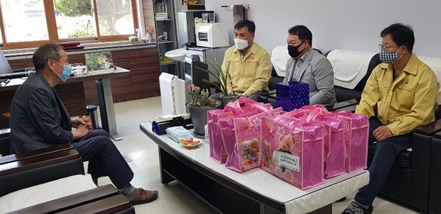 지난 1일 완주군 화산면이 화산초등학교를 방문해 학용품 세트를 전달했다.