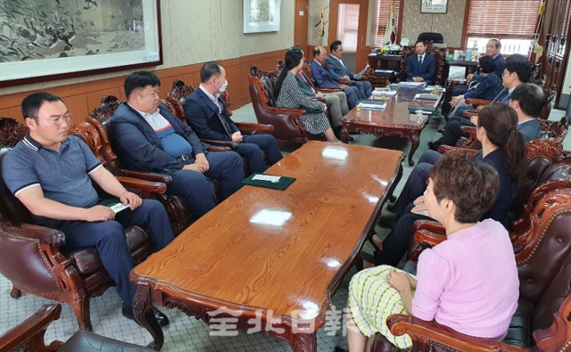 2일 전북일보 회장실에서 창간 70주년을 맞아  우수사원 및 모범기자에 대한 표창 수여식을 진행한 후 임직원과 수상자들이 대화를 나누고 있다. 오세림 기자