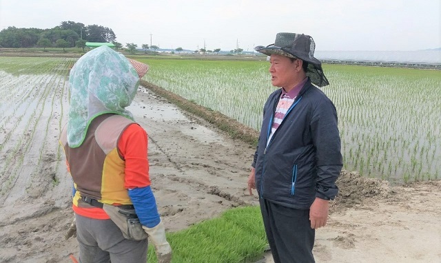 장복식 북익산농협 조합장이 최근 모내기가 한창인 농촌 현장을 찾아 한 농민과 대화를 나누고 있다.