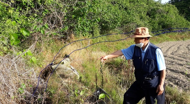 한영석 씨가 자신의 임야 하단 변두리에 무단 설치된 농업용수로를 가리키고 있다.