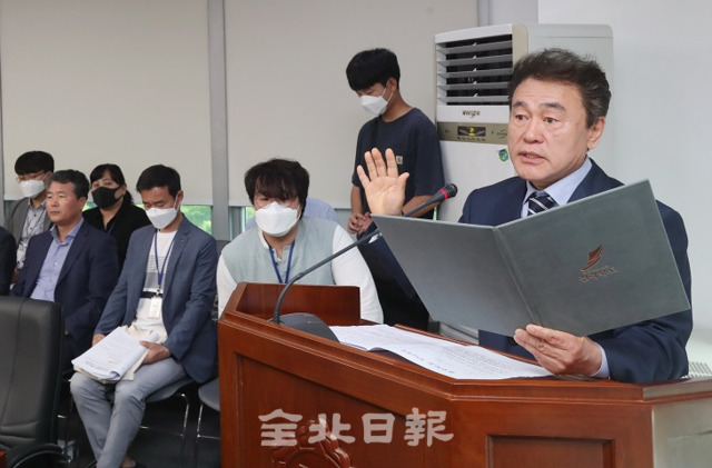 전라북도 문화관광재단 대표이사 이기전 임용 후보자의 인사청문회가 전북도의회 운영위원회 회의실에서 열린 3일 이기전 후보자가 선서문을 낭독하고 있다. 조현욱 기자