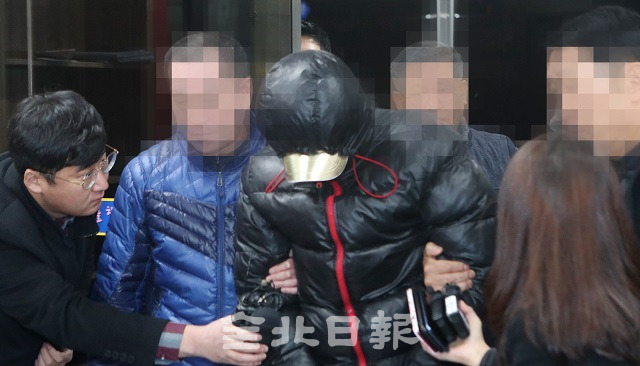 지난해 12월 전주 노송동 얼굴 없는 천사의 성금을 훔쳐 달아난 절도범이 경찰서로 압송되는 모습. 전북일보 자료사진.