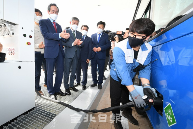 지난 3일 전북 제1호 수소충전소 준공식에 참석한 내빈들이 수소 충전 모습을 지켜보고 있다. 오세림 기자
