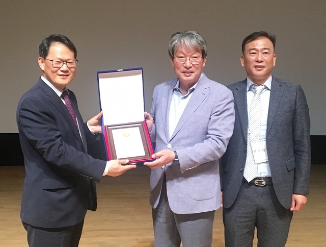 지난 2일 정읍사예술회관에서 이승우 회장이 유진섭 정읍시장에게 학원연합회의 권익과 화합에 기여한 공로를 인정해 감사패를 전달했다. (왼쪽부터) 이승우 전북학원연합회장, 유진섭 시장, 손경호 정읍학원연합회장.