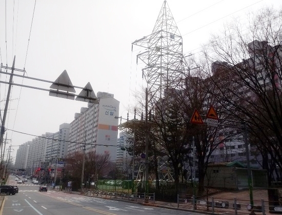 서해초~서군산변전소 구간에 세워져 있는 송전철탑.