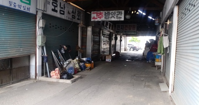 군산 문화동에 위치한 ‘문화시장’이 상인도 손님도 없이 적막감만 감돌고 있었다.