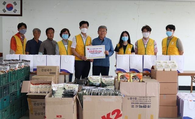 4일 (사)익산시자원봉사센터에서 운영 중인 사랑의 밥차가 왕궁 일대 축산농가를 방문해 식품 꾸러미 460개를 전달했다.