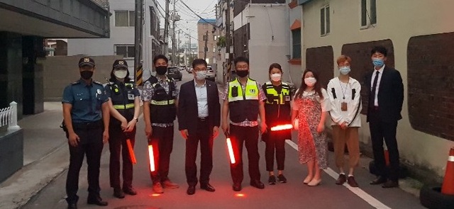 지난 2일 익산경찰서가 원광대 국제교류처 교직원과 함께 신동 대학가 원룸촌 등에서 외국인 범죄예방을 위한 민·관 합동 특별 치안 활동을 펼쳤다.