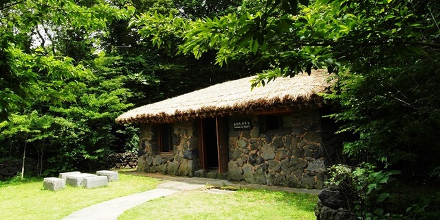 초가 모양으로 설치된 교래휴양림의 숙박시설.