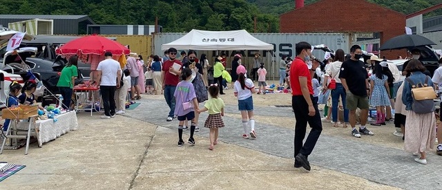 지난달 30일 완주 산속등대 복합문화공간 내 별빛광장에서 어린이가 직접 만드는 플리마켓 ‘카붓 세일(Car Boot Sale)’이 열렸다.