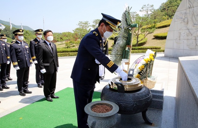 4일 전북지방경찰청이 호국보훈의 달과 제65회 현충일을 맞아 국립 임실호국원을 방문 참배했다.