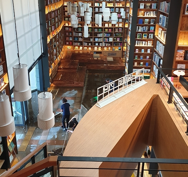 4일 오전 전주시청 로비 천장의 냉난방배관 연결부분에서 누수가 일어나 로비 바닥이 물바다가 되고 책과 책장, 조명등, 쉼터 등이 물에 젖었다