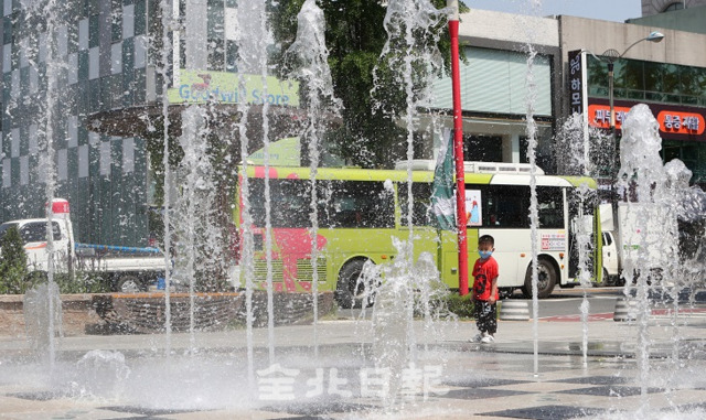 전주시 낮 최고기온이 31℃까지 오르는 등 무더운 날씨를 보인 4일 전주 오거리문화광장에서 시민들이 시원한 물줄기를 바라보며 더위를 식히고 있다. 조현욱 기자