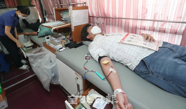 4일 코로나19로 인해 혈액 수급이 부족해진 가운데 전주시청 주차장에서 공무원들이 혈액 수급을 안정화를 위한 '사랑의 헌혈' 운동에 동참하고 있다. 조현욱 기자