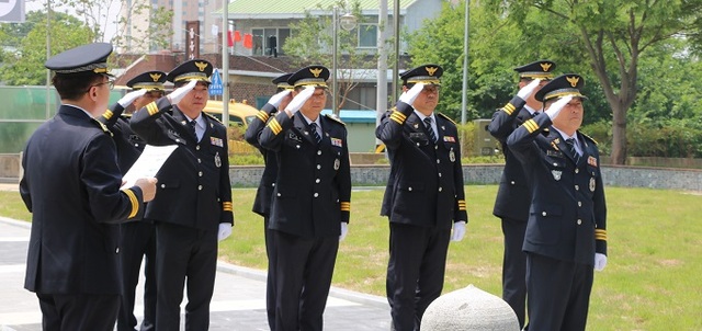 지난 5일 최규운 완주경찰서장 등 직원 20여명이 삼례 충혼탑을 찾아 추념식을 가졌다.