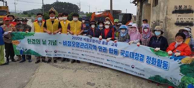 지난 5일 (사)전라북도 강살리기 추진단이 비점오염원 관리지역인 익산시 오산면 오산천에서 민·관 합동 국토대청결 활동을 펼쳤다.