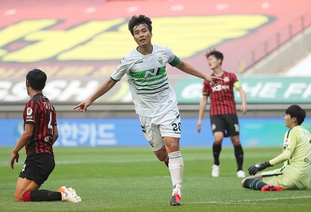 지난 6일 서울월드컵경기장에서 열린 프로축구 FC서울과 전북 현대의 경기. 전북 현대 이동국이 골을 성공시킨 뒤 기뻐하고 있다. 연합뉴스