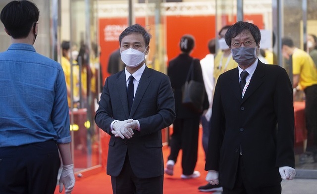 제21회 전주국제영화제 개막식에서 김승수 조직위원장과 이준동 집행위원장이 참석자들을 맞이하고 있다. 사진제공=전주국제영화제 조직위