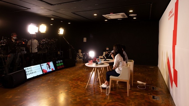 유튜브 생중계 리허설(그녀의 이름은 크리스티나). 사진제공=전주국제영화제 조직위