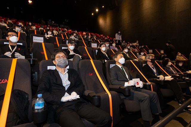 영화제 시상식에서 참석자들이 객석 간 거리를 두고 마스크를 착용하고 있다. 사진제공=전주국제영화제 조직위