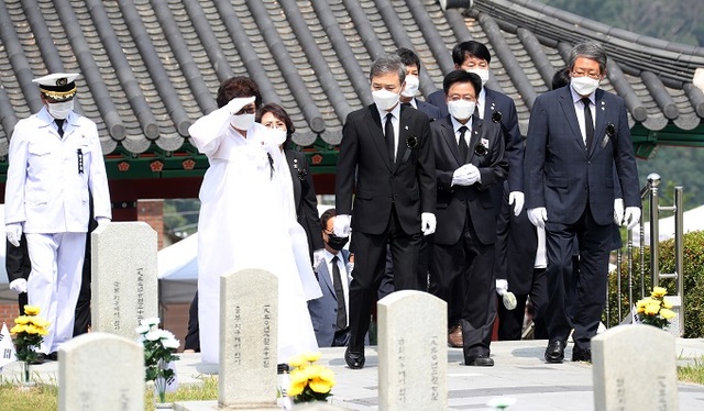 지난 6일 김승수 전주시장과 도·시의원, 보훈단체 회원 등 50여 명이 참석한 가운데 낙수정 군경묘지에서 ‘제65회 현충일 추념식’이 열렸다.