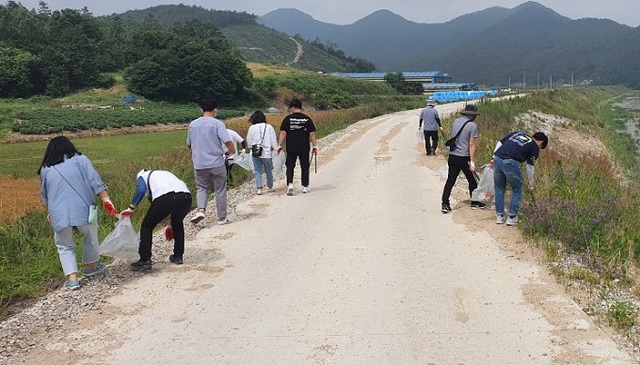 지난 5일 전북지방환경청이 고창 인천강 하구 습지보호지역에서 환경정화 봉사활동을 실시했다.