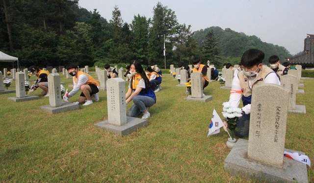 지난 6일 전주군경묘지에서 전북 청소년적십자(RCY) 단원들이 헌기봉사활동을 펼쳤다.