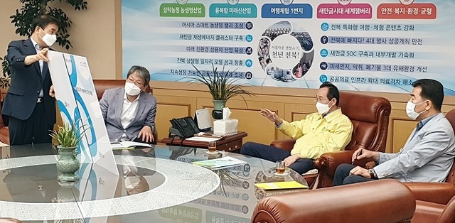 유진섭 정읍시장이 전북도를 방문해 현안사업 예산 반영을 건의했다.