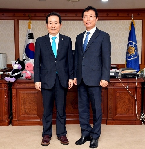 지난 5일 이환주 남원시장(왼쪽)이 정세균 국무총리를 만나 국립공공의료대학원 설립 추진을 건의했다.