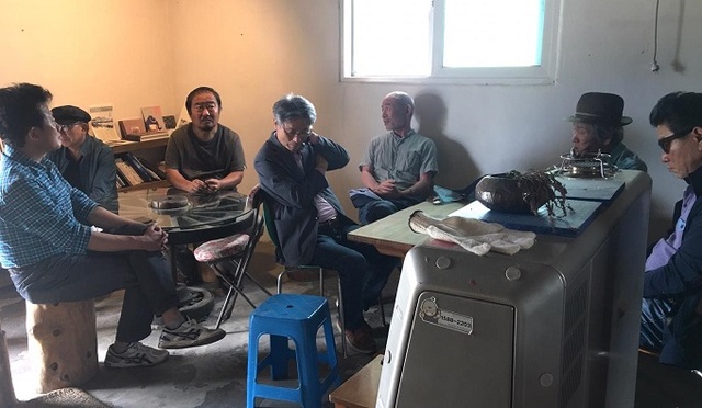 지난달 계남정미소 공간에서 AX 그룹 회의를 열고 내년도 5월 이곳에서 열 기획전에 대해 이야기하고 있다.