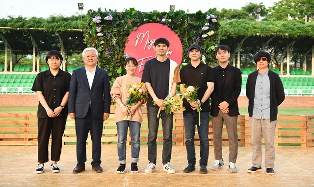 제8회 무주산골 영화제 수상자들이 기념촬영을 하고 있다.