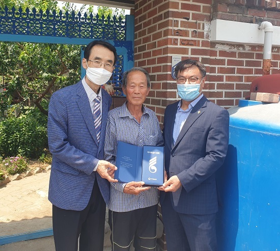 8일 전북동부보훈지청이 참전유공자 김동근 씨 자택에서 ‘국가유공자 명패 달아드리기’ 행사를 실시했다.