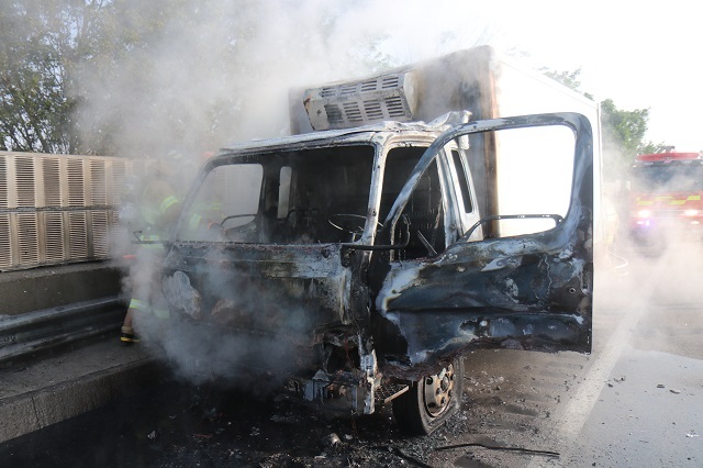 8일 오전 김제시 죽산면 연포리 서해안고속도로 하행선 목포기점 115㎞ 지점에서 냉동탑차에서 화재가 발생했다. 사진제공= 김제소방서.
