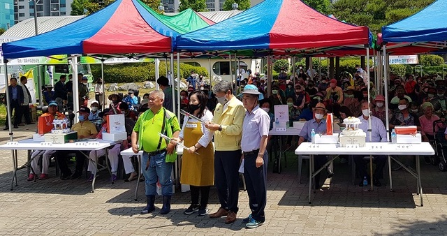 9일 정읍시 수성동 근린공원에서 (사)참좋은사람들 사랑나눔공동체가 주최한 ‘제1회 어르신 팔순 잔치 행사’가 열렸다.