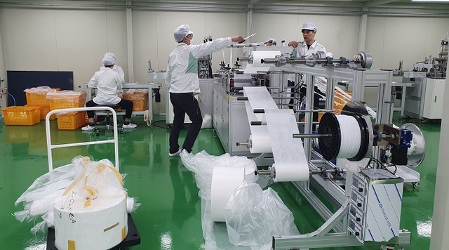 멀티원코리아 직원들이 마스크 생산 기술을 배우고 있는 모습.