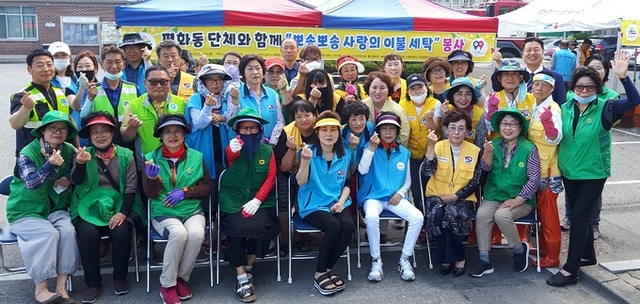 10일 익산시 평화동 지역사회보장협의체가 한스빌 아파트 주차장에서 취약계층을 위한 사랑의 이불세탁 봉사활동을 펼쳤다.