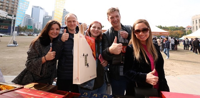 서울광장에서 열린 무주 반딧불 농특산물 판촉행사에 외국인들이 기념촬영을 하고 있다.