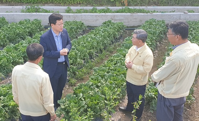 10일 더불어민주당 안호영 국회의원이 우박피해가 발생한 무주·장수군 농가를 방문했다.