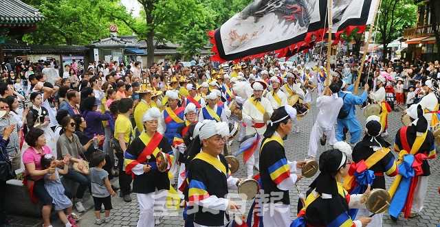 전주 한옥마을에서 펼쳐진 전통 연희 퍼레이드 모습. 전북일보 자료사진
