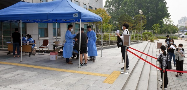 전북대병원 신규채용 필기시험 응시자들이 1.5m 이상 간격을 유지하고 발열과 호흡기 증상을 검사 받고 있다.