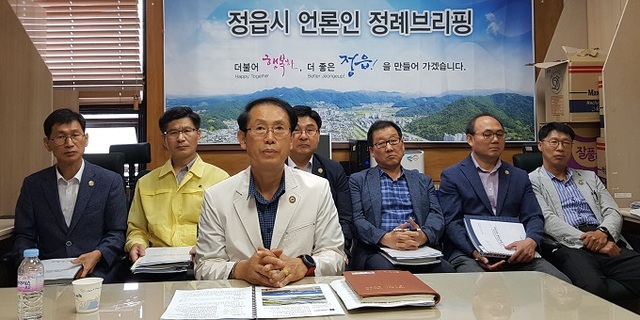 11일 정읍시 최낙술 도시안전국장이 주요 현안 추진 사업에 대한 언론 브리핑을 하고 있다.