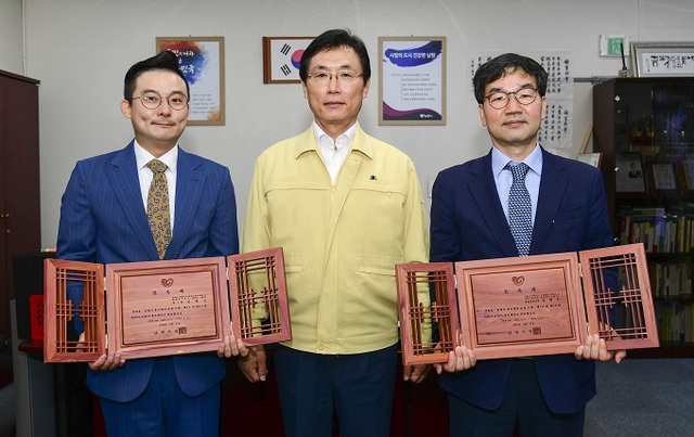 남원시 홍보대사로 위촉된 김형우 관광 전문기자(오른쪽)와 개그맨 김범준 씨(왼쪽)가 이환주 시장과 기념촬영을 하고 있다.