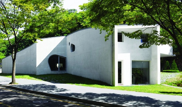 20세기 모더니즘 건축의 마지막 거장으로 불리는 ‘알바로 시자 비에이라(Alvaro Siza Vieira)’가 아시아 최초로 설계한 안양 파빌리온. APAP 제공