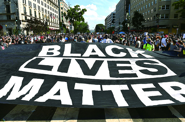 지난 6일(현지시간) 미국 수도 워싱턴DC 백악관 인근에서 인종차별과 경찰의 폭력에 반대하는 시위대가 '흑인의 생명도 중요하다'(Black Lives matter)고 적힌 대형 플래카드를 펼쳐 들고 있다. 연합뉴스