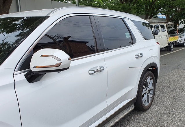 지난 10일 전주종합경기장 양궁연습장에서 오발된 화살이 인근 주차장으로 날아가 승합차량 왼쪽 뒷문을 관통했다. 사진제공= 전북지방경찰청.