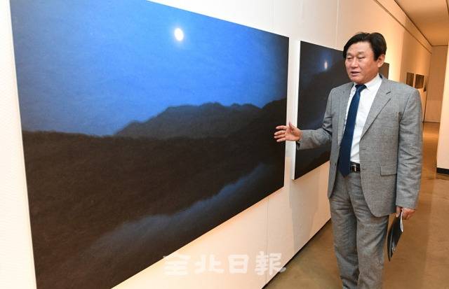 11일 한국전통문화전당 3층 기획전시실에서 이흥재 사진작가가 자신의 전시 작품에 대해 설명하고 있다. 오세림 기자