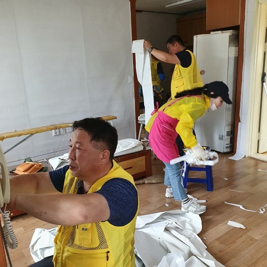 완주한마음봉사회가 노후주택에 머무는 한 장애인 가정을 위해 도배, 전기 배선, 전등 교체 등을 하고 있다.