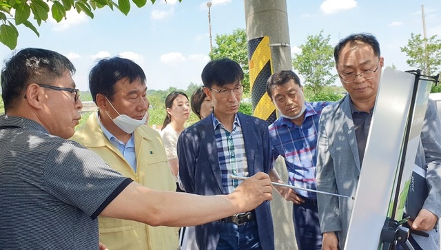 김제시 허전 부시장 등이 지난 10일에 이어 12일 지역 8개 사업현장을 돌며 추진상황 등을 점검했다.